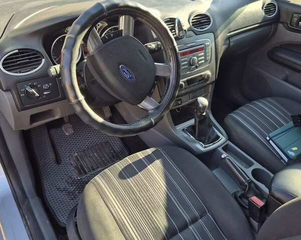 Серый Форд Фокус, объемом двигателя 1.6 л и пробегом 236 тыс. км за 3499 $, фото 7 на Automoto.ua