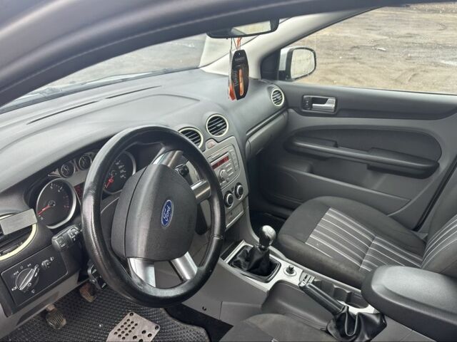 Серый Форд Фокус, объемом двигателя 1.6 л и пробегом 266 тыс. км за 3900 $, фото 6 на Automoto.ua