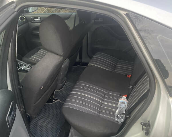 Серый Форд Фокус, объемом двигателя 1.6 л и пробегом 260 тыс. км за 4200 $, фото 40 на Automoto.ua