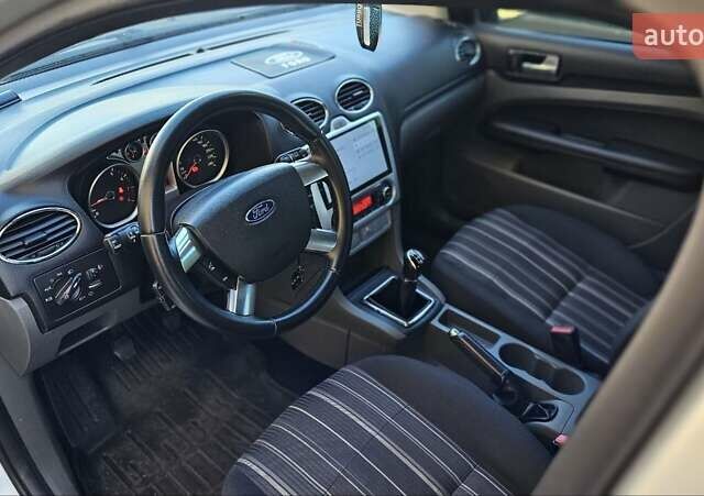 Серый Форд Фокус, объемом двигателя 1.6 л и пробегом 260 тыс. км за 5200 $, фото 7 на Automoto.ua