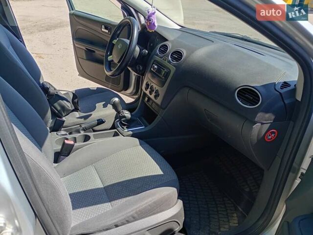 Серый Форд Фокус, объемом двигателя 1.6 л и пробегом 141 тыс. км за 5000 $, фото 2 на Automoto.ua