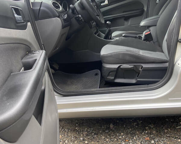 Серый Форд Фокус, объемом двигателя 1.6 л и пробегом 260 тыс. км за 5400 $, фото 9 на Automoto.ua