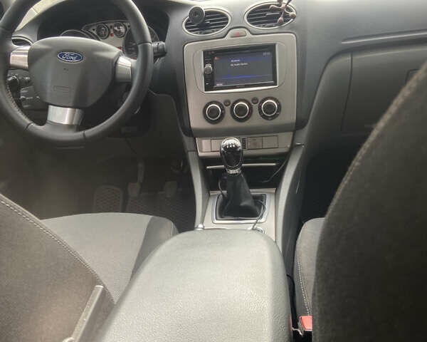 Серый Форд Фокус, объемом двигателя 1.6 л и пробегом 260 тыс. км за 5400 $, фото 11 на Automoto.ua