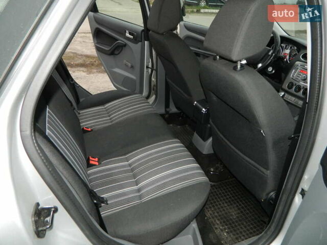 Серый Форд Фокус, объемом двигателя 1.6 л и пробегом 197 тыс. км за 6500 $, фото 10 на Automoto.ua