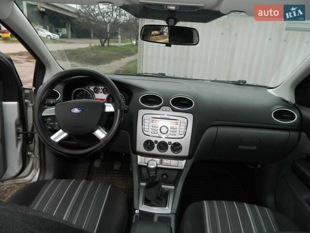 Серый Форд Фокус, объемом двигателя 1.6 л и пробегом 197 тыс. км за 6500 $, фото 11 на Automoto.ua