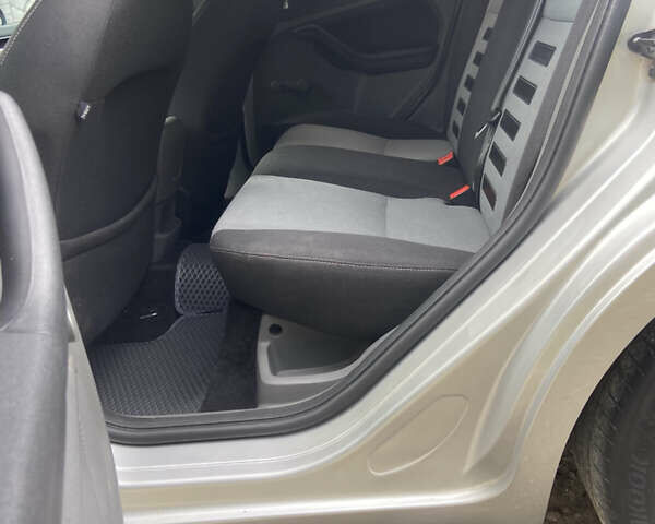 Серый Форд Фокус, объемом двигателя 1.6 л и пробегом 260 тыс. км за 5400 $, фото 10 на Automoto.ua