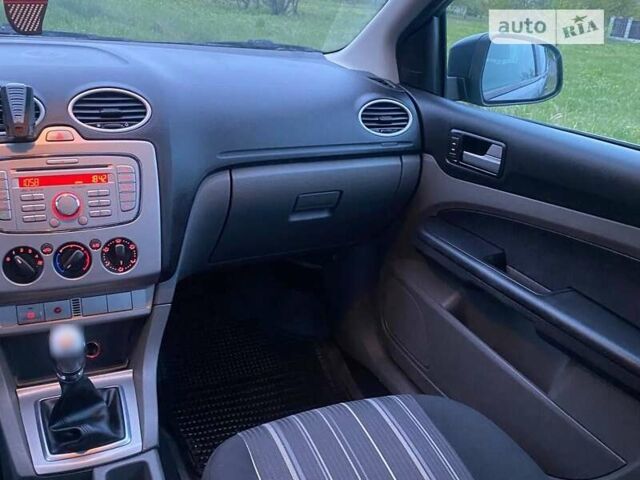 Серый Форд Фокус, объемом двигателя 1.6 л и пробегом 250 тыс. км за 4990 $, фото 42 на Automoto.ua