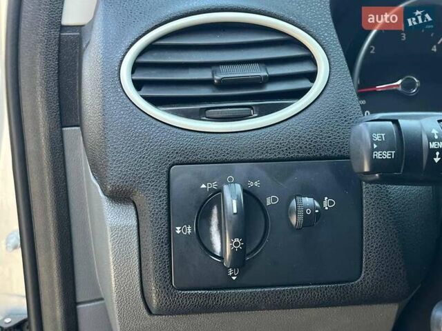 Серый Форд Фокус, объемом двигателя 1.6 л и пробегом 331 тыс. км за 5790 $, фото 36 на Automoto.ua