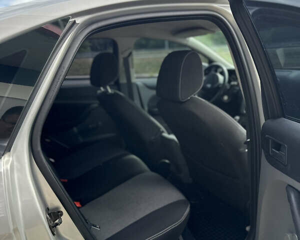 Серый Форд Фокус, объемом двигателя 1.6 л и пробегом 300 тыс. км за 6500 $, фото 14 на Automoto.ua