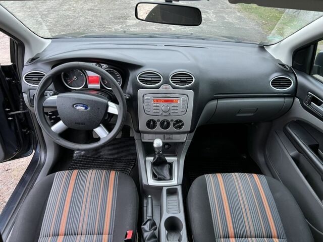 Серый Форд Фокус, объемом двигателя 1.6 л и пробегом 150 тыс. км за 5800 $, фото 18 на Automoto.ua