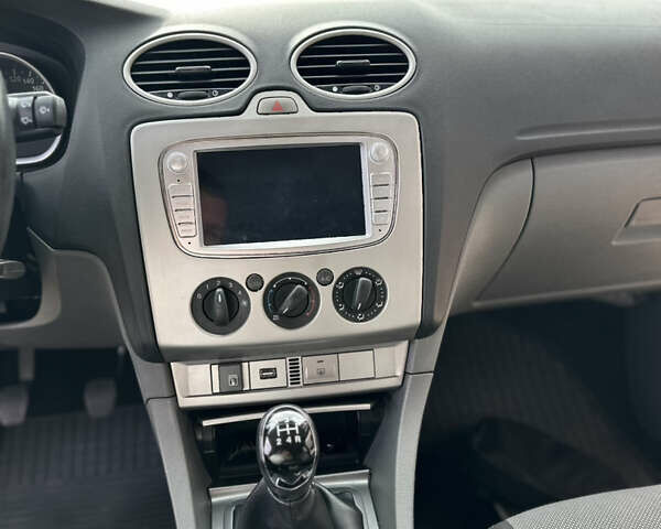 Серый Форд Фокус, объемом двигателя 1.6 л и пробегом 300 тыс. км за 6500 $, фото 18 на Automoto.ua