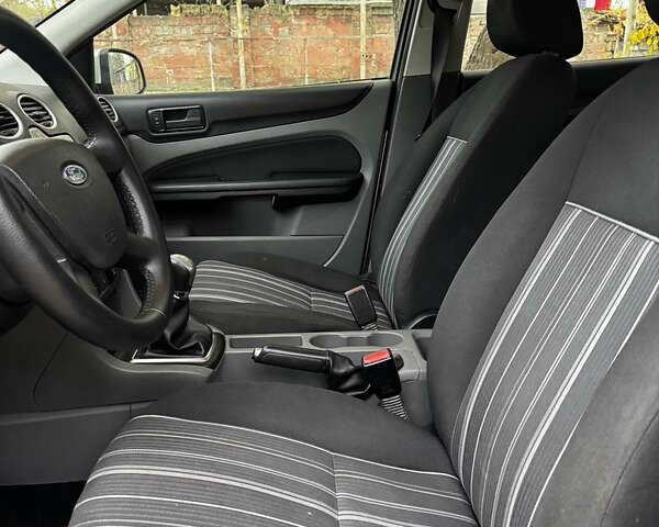 Серый Форд Фокус, объемом двигателя 1.39 л и пробегом 228 тыс. км за 3999 $, фото 23 на Automoto.ua