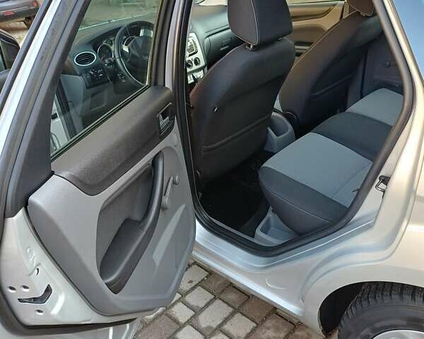 Серый Форд Фокус, объемом двигателя 1.6 л и пробегом 225 тыс. км за 5850 $, фото 5 на Automoto.ua