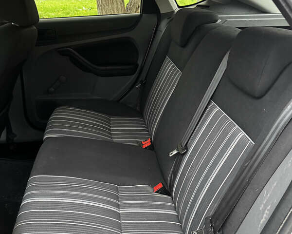 Серый Форд Фокус, объемом двигателя 1.39 л и пробегом 228 тыс. км за 3999 $, фото 25 на Automoto.ua