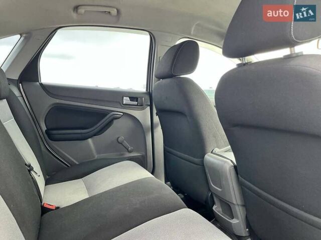 Сірий Форд Фокус, об'ємом двигуна 1.6 л та пробігом 138 тис. км за 5150 $, фото 27 на Automoto.ua