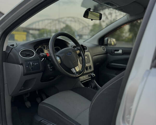 Серый Форд Фокус, объемом двигателя 1.6 л и пробегом 237 тыс. км за 5100 $, фото 5 на Automoto.ua