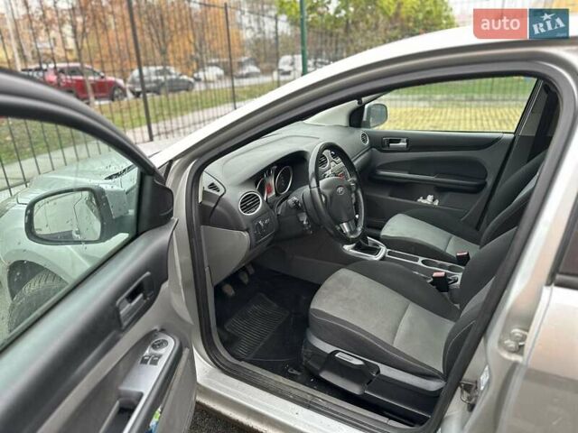 Серый Форд Фокус, объемом двигателя 1.6 л и пробегом 211 тыс. км за 5000 $, фото 7 на Automoto.ua