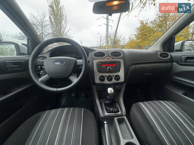 Серый Форд Фокус, объемом двигателя 1.39 л и пробегом 228 тыс. км за 3999 $, фото 18 на Automoto.ua