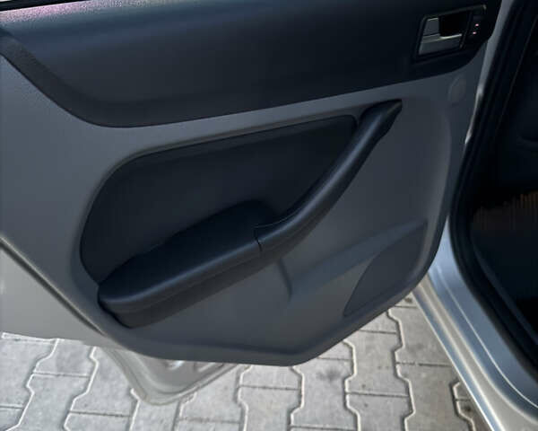 Серый Форд Фокус, объемом двигателя 1.8 л и пробегом 220 тыс. км за 4800 $, фото 11 на Automoto.ua