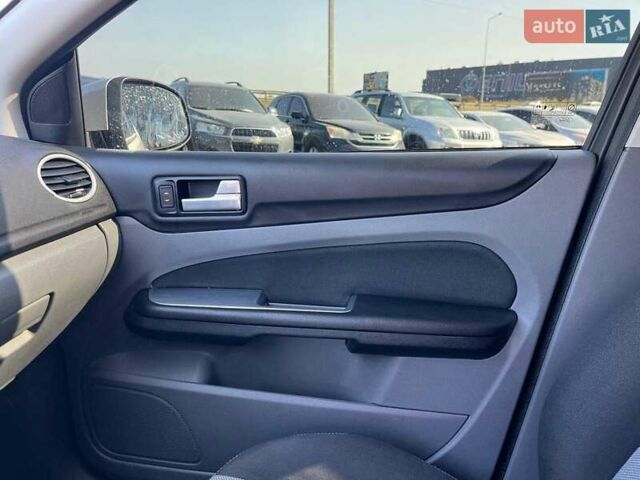 Серый Форд Фокус, объемом двигателя 1.6 л и пробегом 331 тыс. км за 5790 $, фото 27 на Automoto.ua