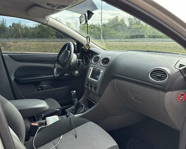 Серый Форд Фокус, объемом двигателя 1.6 л и пробегом 300 тыс. км за 6500 $, фото 12 на Automoto.ua