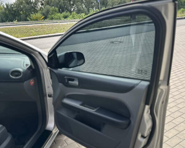 Серый Форд Фокус, объемом двигателя 1.6 л и пробегом 300 тыс. км за 6500 $, фото 13 на Automoto.ua