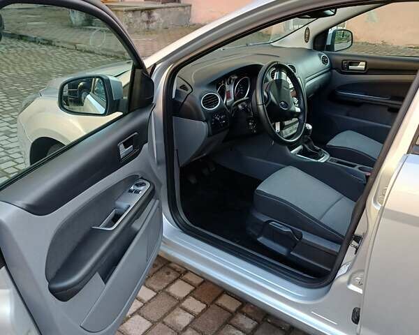 Серый Форд Фокус, объемом двигателя 1.6 л и пробегом 225 тыс. км за 5850 $, фото 4 на Automoto.ua