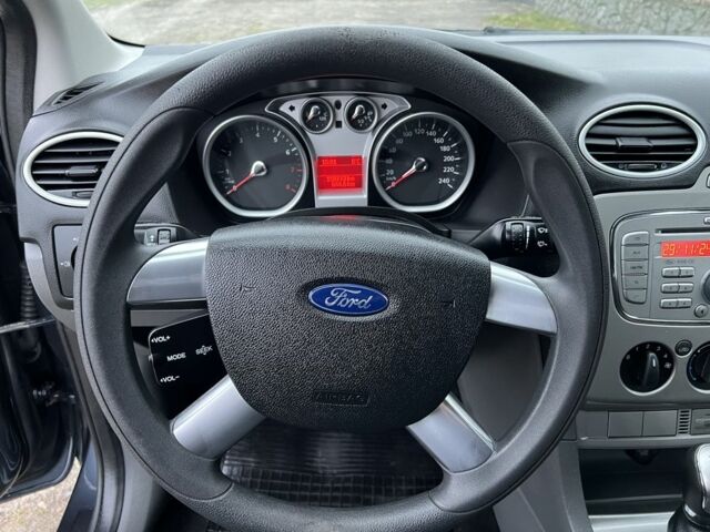 Серый Форд Фокус, объемом двигателя 1.6 л и пробегом 150 тыс. км за 5800 $, фото 21 на Automoto.ua