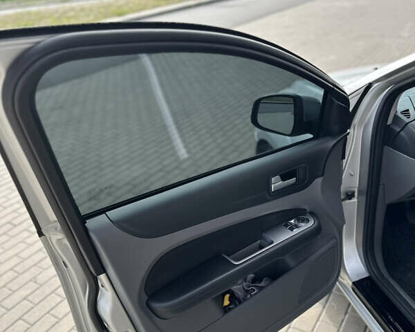 Серый Форд Фокус, объемом двигателя 1.6 л и пробегом 300 тыс. км за 6500 $, фото 20 на Automoto.ua