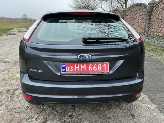 Серый Форд Фокус, объемом двигателя 1.6 л и пробегом 150 тыс. км за 5800 $, фото 5 на Automoto.ua