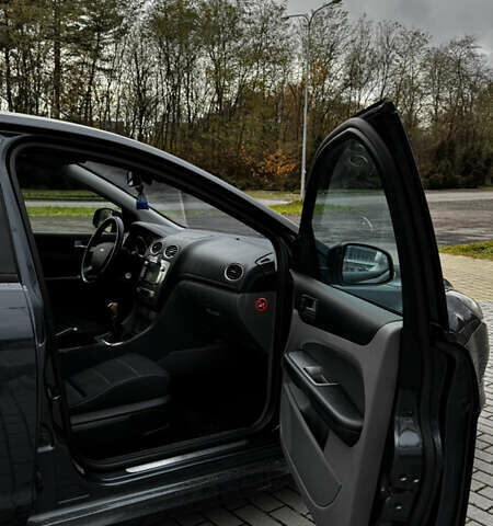 Серый Форд Фокус, объемом двигателя 1.8 л и пробегом 336 тыс. км за 5000 $, фото 4 на Automoto.ua