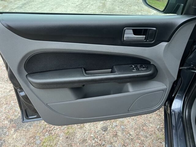 Серый Форд Фокус, объемом двигателя 1.6 л и пробегом 150 тыс. км за 5800 $, фото 20 на Automoto.ua