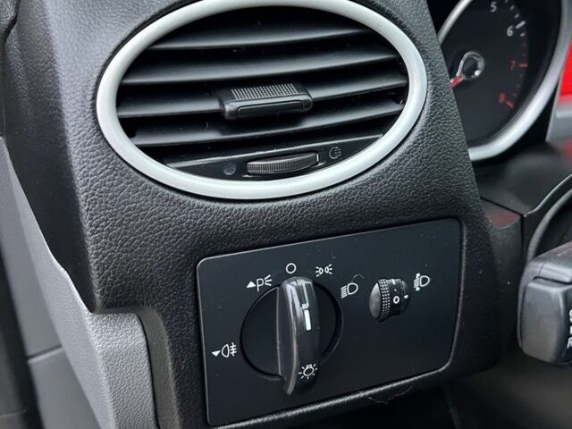 Серый Форд Фокус, объемом двигателя 1.6 л и пробегом 150 тыс. км за 5800 $, фото 23 на Automoto.ua