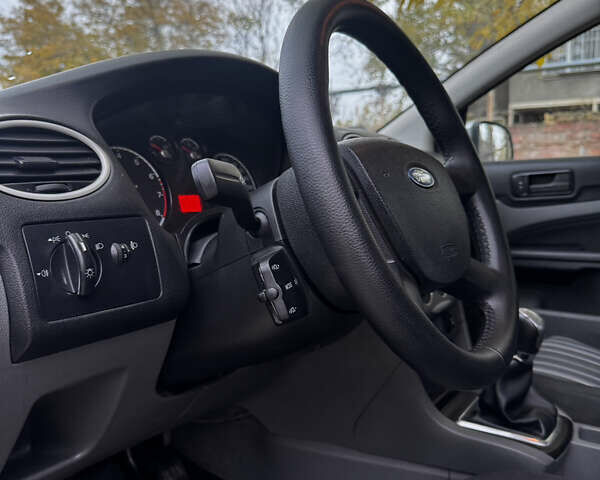 Серый Форд Фокус, объемом двигателя 1.39 л и пробегом 228 тыс. км за 3999 $, фото 22 на Automoto.ua