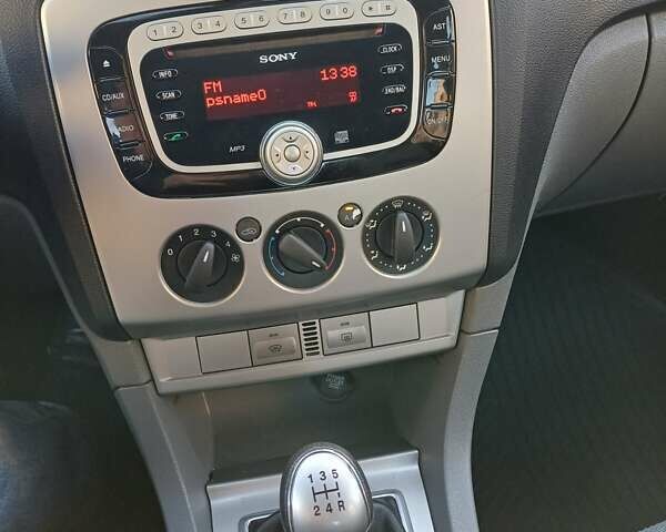 Серый Форд Фокус, объемом двигателя 1.6 л и пробегом 225 тыс. км за 5850 $, фото 3 на Automoto.ua