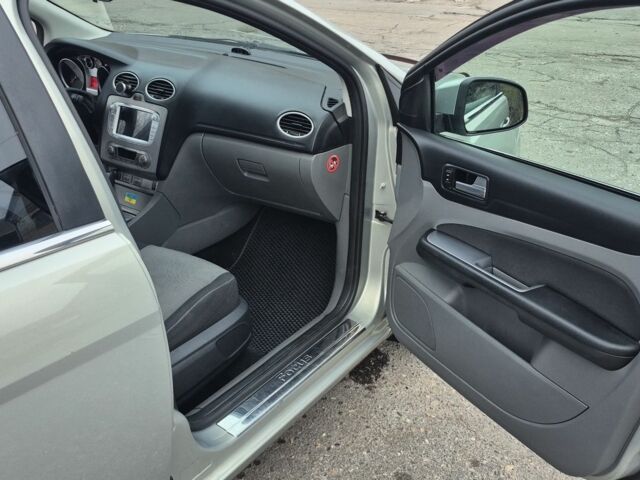 Серый Форд Фокус, объемом двигателя 2 л и пробегом 185 тыс. км за 7400 $, фото 7 на Automoto.ua