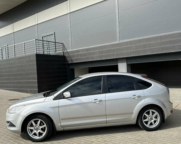 Серый Форд Фокус, объемом двигателя 1.6 л и пробегом 300 тыс. км за 6500 $, фото 4 на Automoto.ua