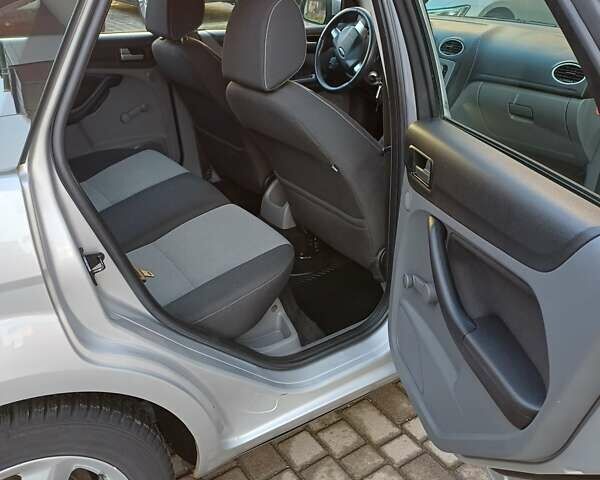 Серый Форд Фокус, объемом двигателя 1.6 л и пробегом 225 тыс. км за 5850 $, фото 7 на Automoto.ua