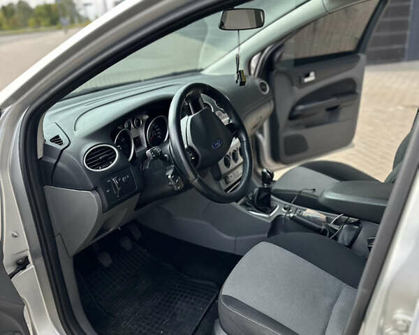 Серый Форд Фокус, объемом двигателя 1.6 л и пробегом 300 тыс. км за 6500 $, фото 16 на Automoto.ua