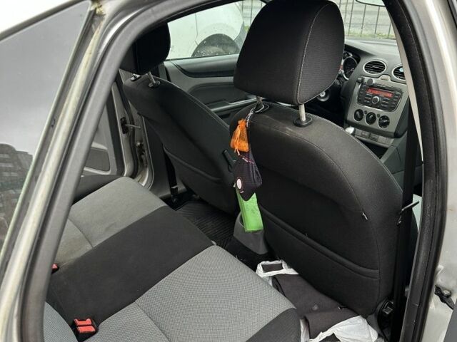 Серый Форд Фокус, объемом двигателя 1.6 л и пробегом 211 тыс. км за 5000 $, фото 7 на Automoto.ua