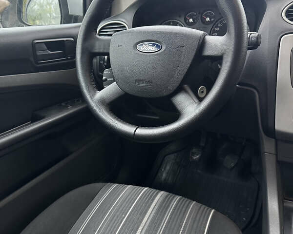 Серый Форд Фокус, объемом двигателя 1.39 л и пробегом 228 тыс. км за 3999 $, фото 19 на Automoto.ua