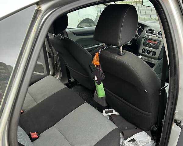 Серый Форд Фокус, объемом двигателя 1.6 л и пробегом 211 тыс. км за 5000 $, фото 5 на Automoto.ua