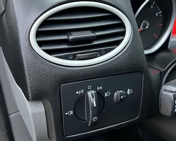 Сірий Форд Фокус, об'ємом двигуна 1.6 л та пробігом 150 тис. км за 5800 $, фото 22 на Automoto.ua