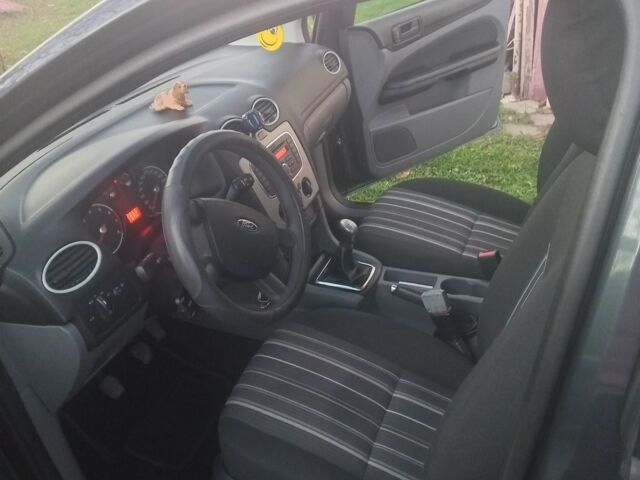 Серый Форд Фокус, объемом двигателя 1.4 л и пробегом 120 тыс. км за 5300 $, фото 4 на Automoto.ua