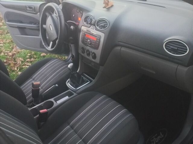 Серый Форд Фокус, объемом двигателя 1.4 л и пробегом 120 тыс. км за 5300 $, фото 5 на Automoto.ua