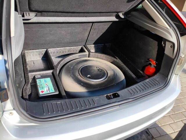 Серый Форд Фокус, объемом двигателя 1.6 л и пробегом 171 тыс. км за 5500 $, фото 6 на Automoto.ua