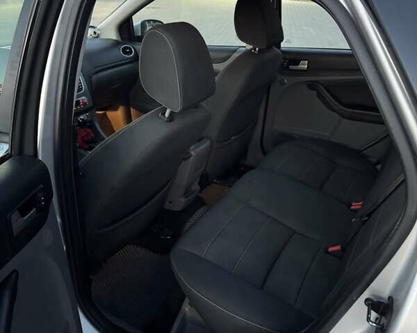 Серый Форд Фокус, объемом двигателя 1.8 л и пробегом 220 тыс. км за 4800 $, фото 15 на Automoto.ua