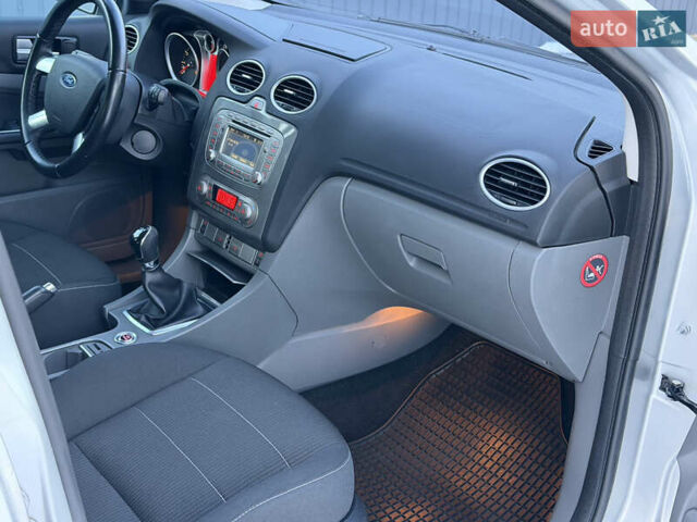 Сірий Форд Фокус, об'ємом двигуна 1.8 л та пробігом 150 тис. км за 6300 $, фото 28 на Automoto.ua