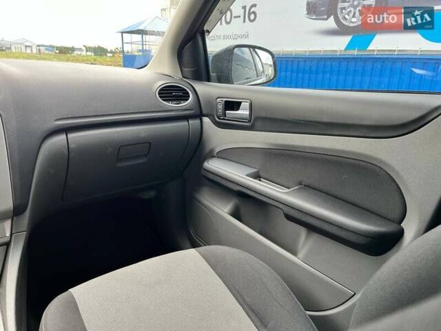 Сірий Форд Фокус, об'ємом двигуна 1.6 л та пробігом 138 тис. км за 5150 $, фото 28 на Automoto.ua