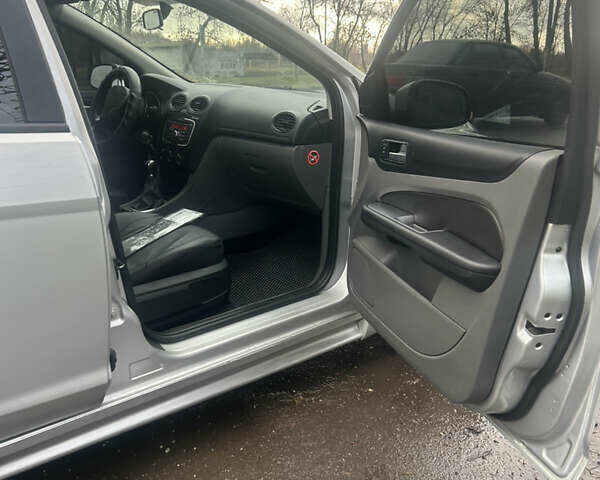 Серый Форд Фокус, объемом двигателя 1.6 л и пробегом 241 тыс. км за 5200 $, фото 1 на Automoto.ua